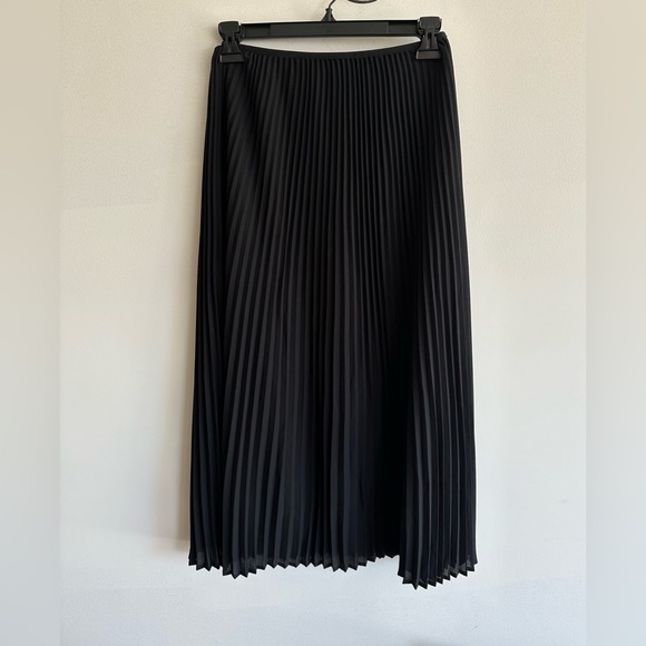 Babaton Dresses & Skirts - Aritzia Babaton Black Midi Pleated Skirt